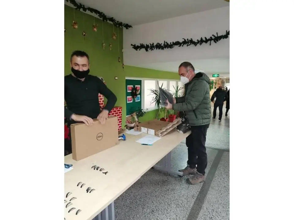 Лаптопи за наставниците и стручните соработници